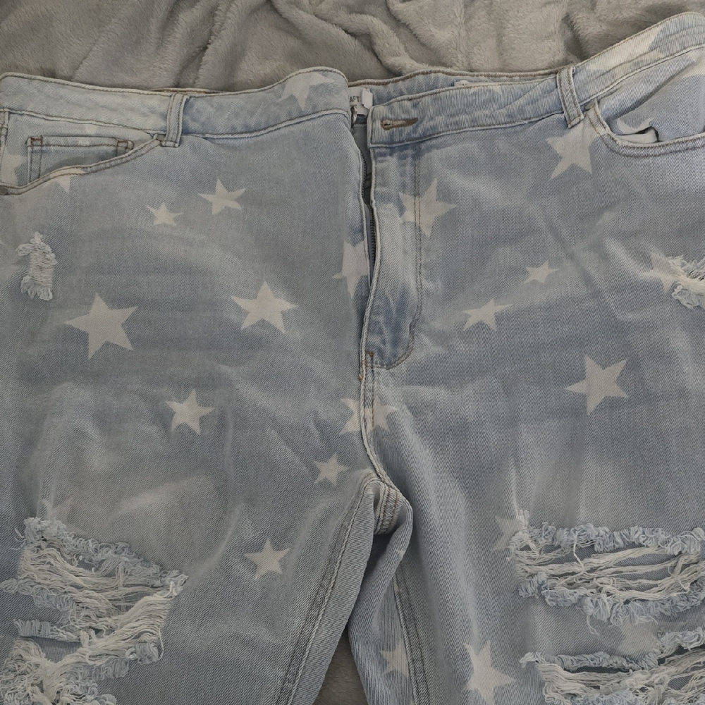 True Craft Star Patterned Distressed Mom  Jeans. Cropped